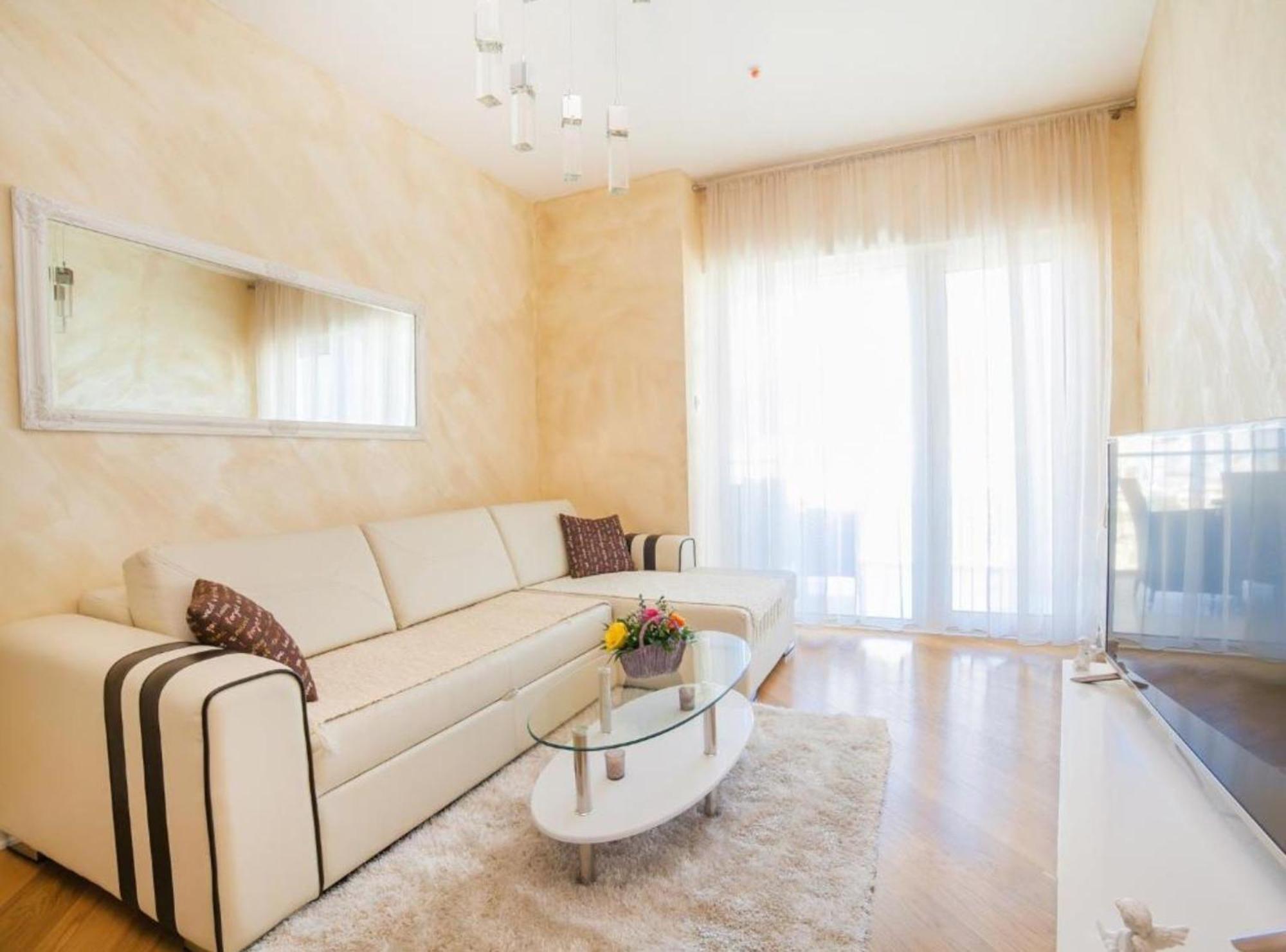 Apartment Exclusive Steps From The